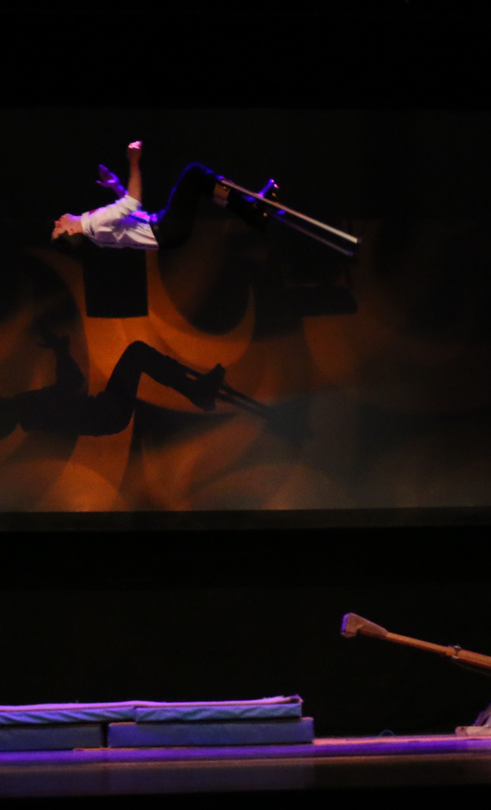 Artist Moritz zeigt Salto mit Stelzen für Varieté